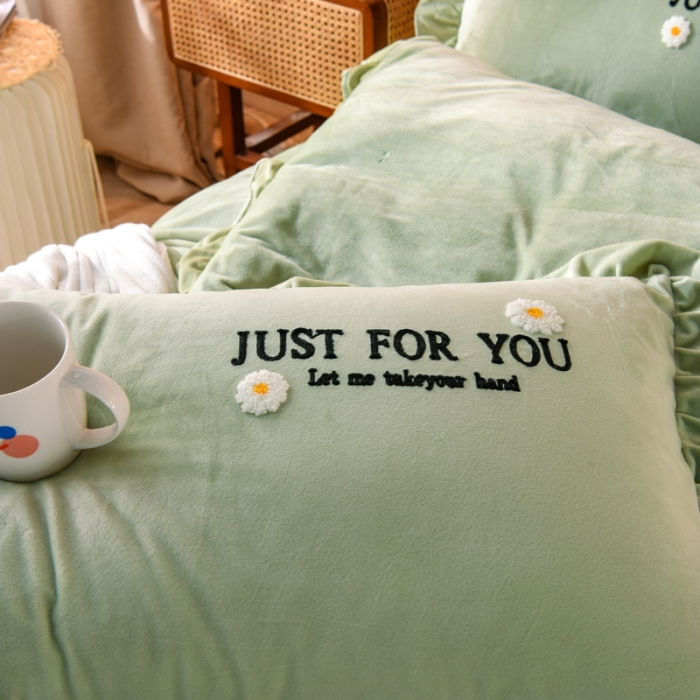 91家纺网 家纺一手货源 找家纺 唐人居 2025新款宝宝绒毛巾绣雏菊系列四件套雏菊物语苹果绿