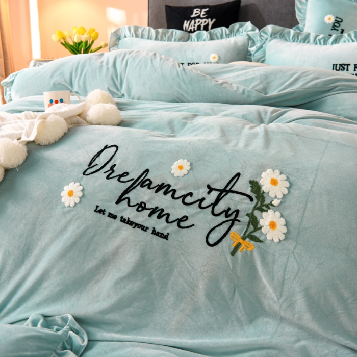 91家纺网 家纺一手货源 找家纺 唐人居 2025新款宝宝绒毛巾绣雏菊系列四件套雏菊物语-浅兰