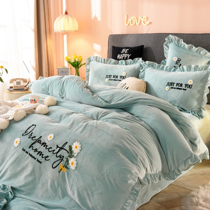 91家纺网 家纺一手货源 找家纺 唐人居 2025新款宝宝绒毛巾绣雏菊系列四件套雏菊物语-浅兰