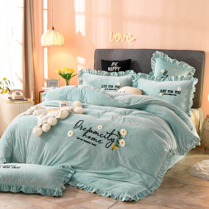 91家纺网 家纺一手货源 找家纺 唐人居 2025新款宝宝绒毛巾绣雏菊系列四件套雏菊物语-浅兰