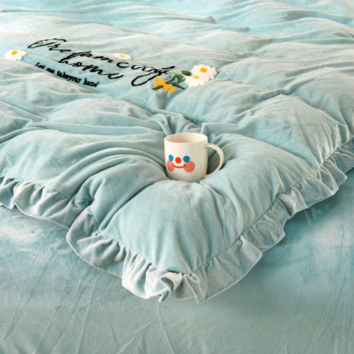 91家纺网 家纺一手货源 找家纺 唐人居 2025新款宝宝绒毛巾绣雏菊系列四件套雏菊物语-浅兰