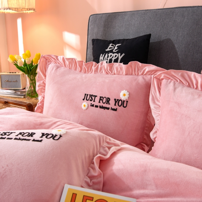 91家纺网 家纺一手货源 找家纺 唐人居 2025新款宝宝绒毛巾绣雏菊系列四件套雏菊物语-玉色