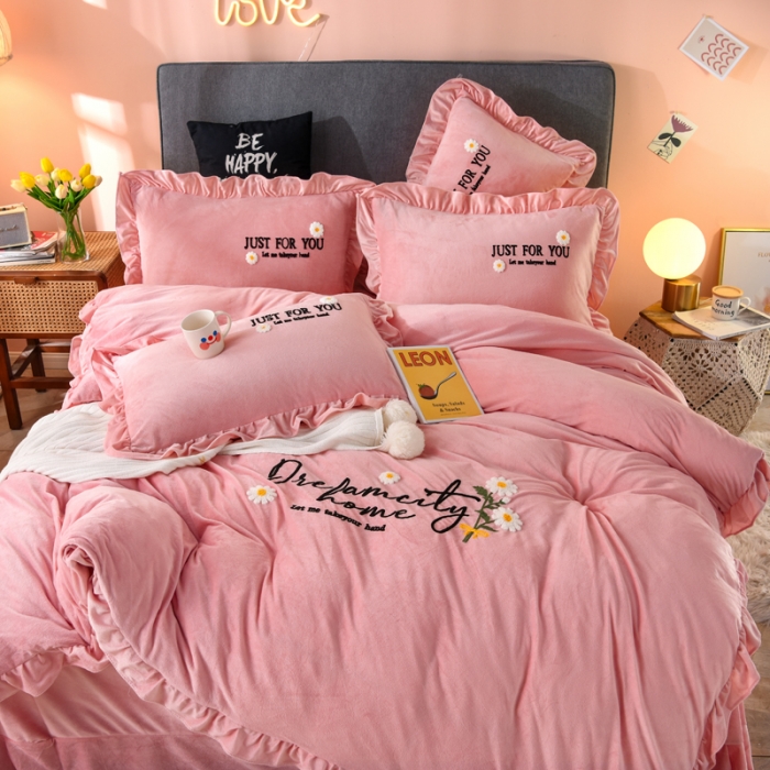 91家纺网 家纺一手货源 找家纺 唐人居 2025新款宝宝绒毛巾绣雏菊系列四件套雏菊物语-玉色