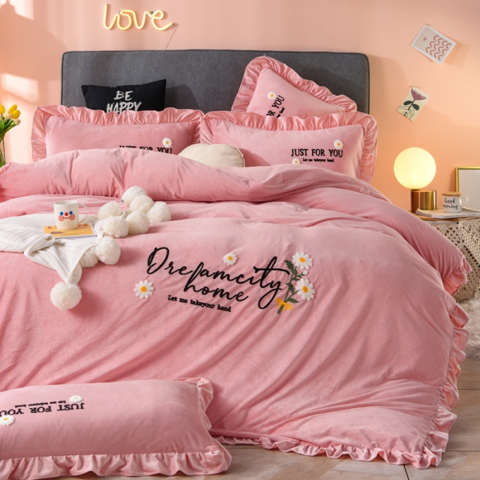 91家纺网 家纺一手货源 找家纺 唐人居 2025新款宝宝绒毛巾绣雏菊系列四件套雏菊物语-玉色