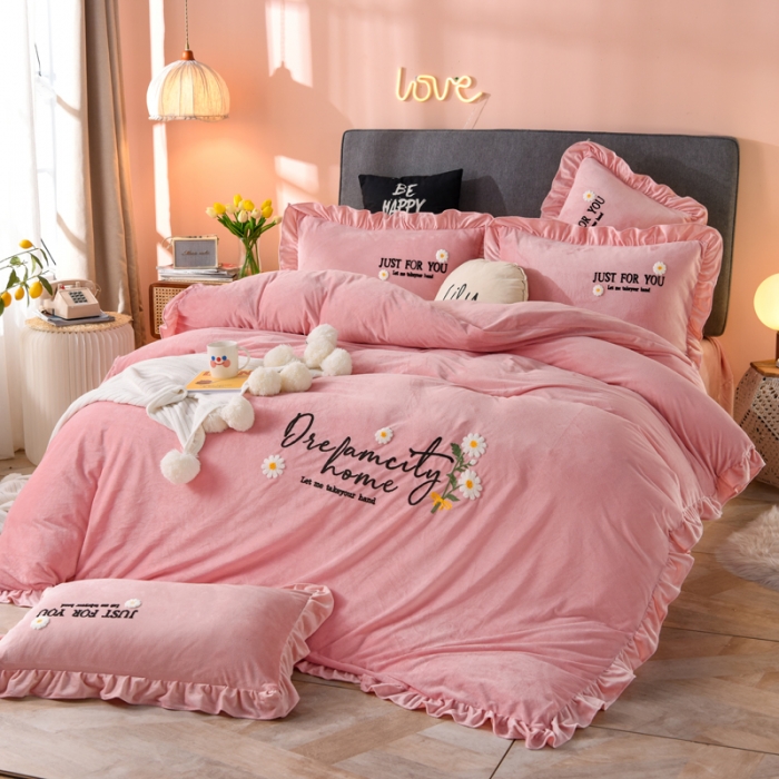 91家纺网 家纺一手货源 找家纺 唐人居 2025新款宝宝绒毛巾绣雏菊系列四件套雏菊物语-玉色