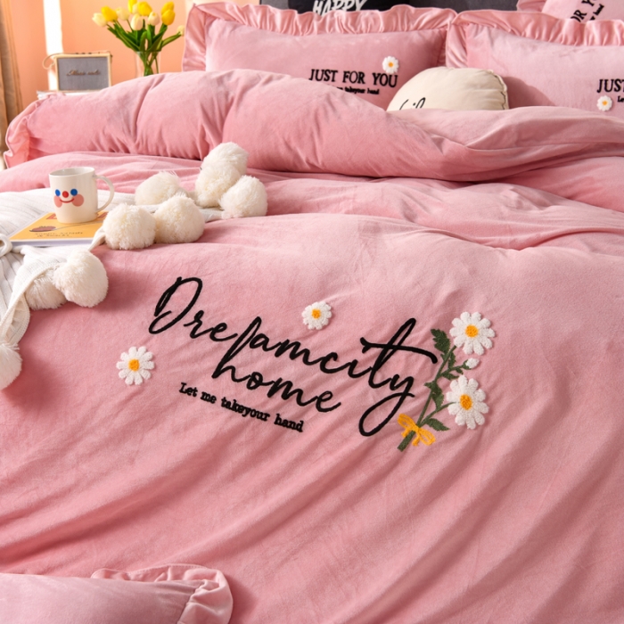 91家纺网 家纺一手货源 找家纺 唐人居 2025新款宝宝绒毛巾绣雏菊系列四件套雏菊物语-玉色