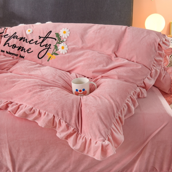 91家纺网 家纺一手货源 找家纺 唐人居 2025新款宝宝绒毛巾绣雏菊系列四件套雏菊物语-玉色