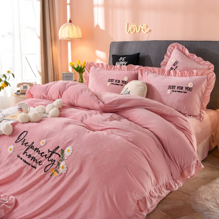 91家纺网 家纺一手货源 找家纺 唐人居 2025新款宝宝绒毛巾绣雏菊系列四件套雏菊物语-玉色