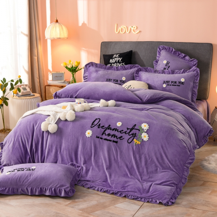 91家纺网 家纺一手货源 找家纺 唐人居 2025新款宝宝绒毛巾绣雏菊系列四件套 雏菊物语-紫