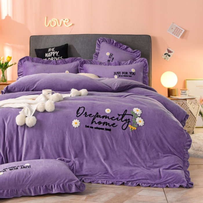 91家纺网 家纺一手货源 找家纺 唐人居 2025新款宝宝绒毛巾绣雏菊系列四件套 雏菊物语-紫