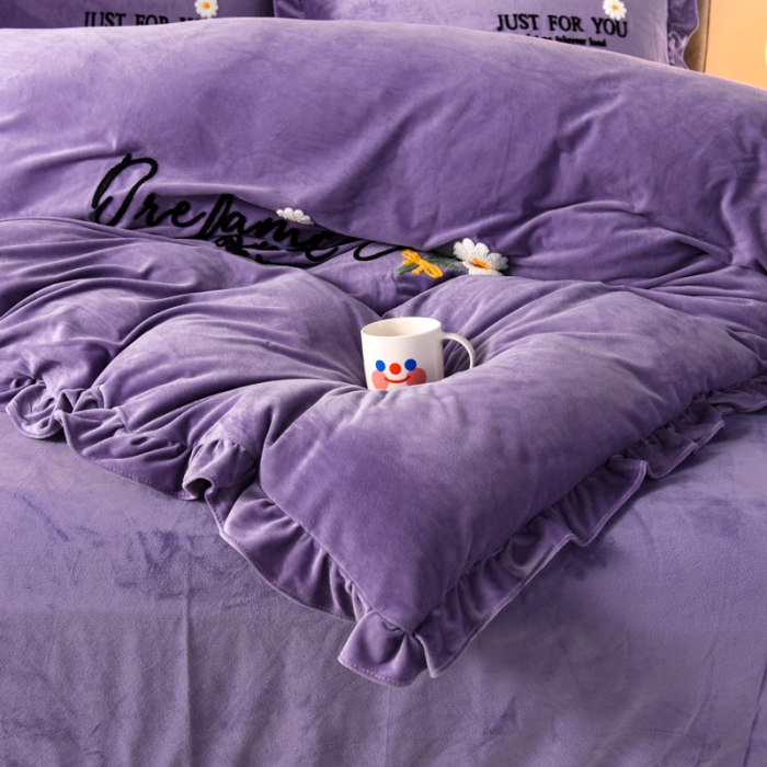 91家纺网 家纺一手货源 找家纺 唐人居 2025新款宝宝绒毛巾绣雏菊系列四件套 雏菊物语-紫