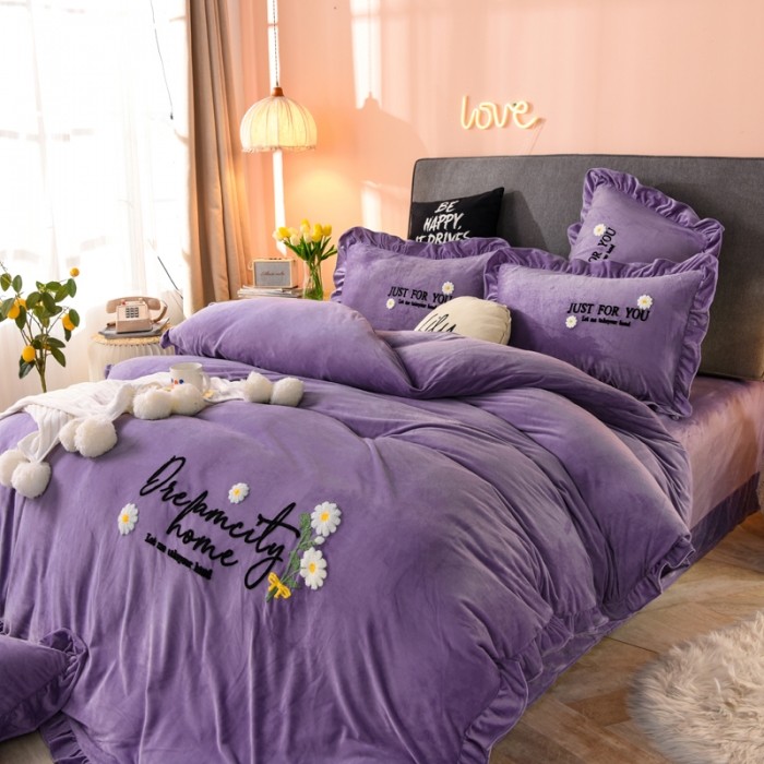 91家纺网 家纺一手货源 找家纺 唐人居 2025新款宝宝绒毛巾绣雏菊系列四件套 雏菊物语-紫