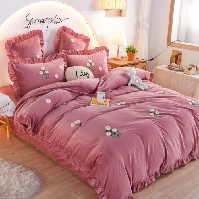 91家纺网 家纺一手货源 找家纺 唐人居 2025新款宝宝绒毛巾绣雏菊系列四件套冬恋雏菊-豆沙