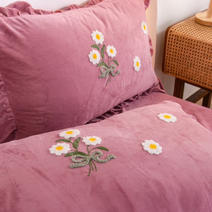 91家纺网 家纺一手货源 找家纺 唐人居 2025新款宝宝绒毛巾绣雏菊系列四件套冬恋雏菊-豆沙