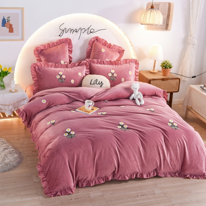 91家纺网 家纺一手货源 找家纺 唐人居 2025新款宝宝绒毛巾绣雏菊系列四件套冬恋雏菊-豆沙