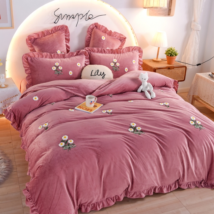 91家纺网 家纺一手货源 找家纺 唐人居 2025新款宝宝绒毛巾绣雏菊系列四件套冬恋雏菊-豆沙