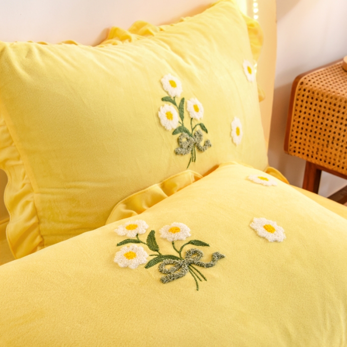 91家纺网 家纺一手货源 找家纺 唐人居 2025新款宝宝绒毛巾绣雏菊系列四件套冬恋雏菊-黄色