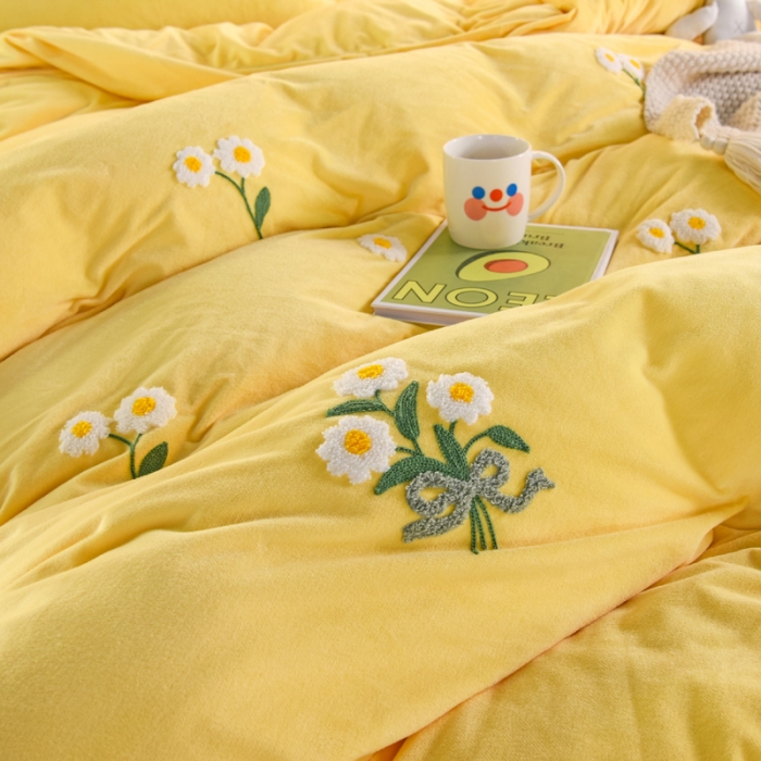 91家纺网 家纺一手货源 找家纺 唐人居 2025新款宝宝绒毛巾绣雏菊系列四件套冬恋雏菊-黄色