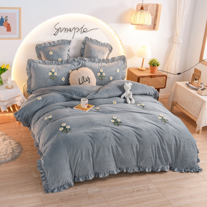 91家纺网 家纺一手货源 找家纺 唐人居 2025新款宝宝绒毛巾绣雏菊系列四件套冬恋雏菊-灰色