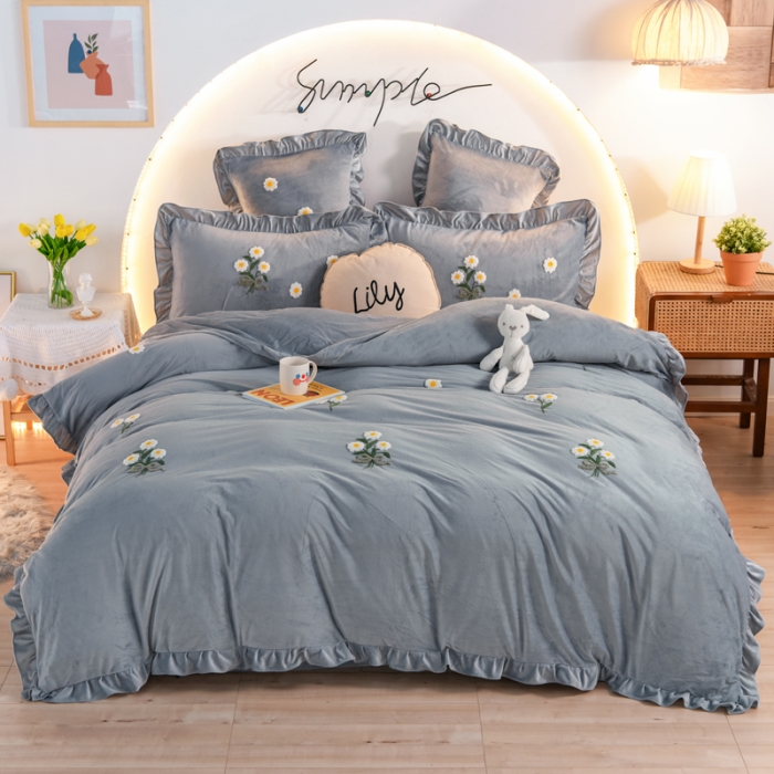 91家纺网 家纺一手货源 找家纺 唐人居 2025新款宝宝绒毛巾绣雏菊系列四件套冬恋雏菊-灰色