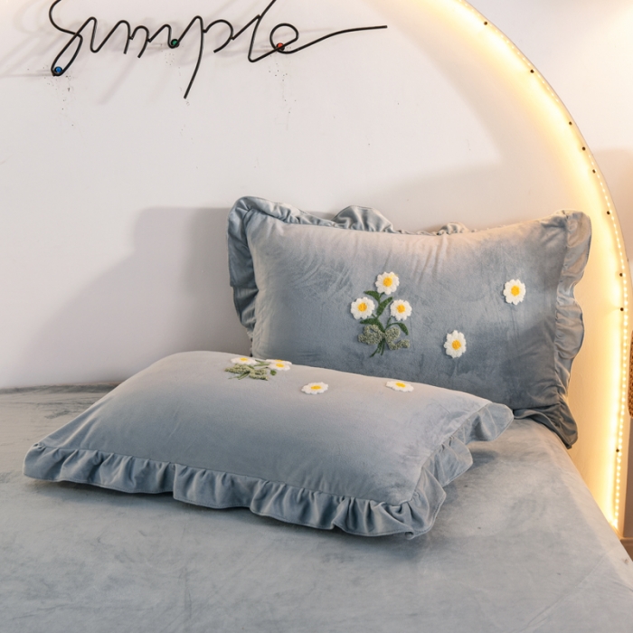 91家纺网 家纺一手货源 找家纺 唐人居 2025新款宝宝绒毛巾绣雏菊系列四件套冬恋雏菊-灰色