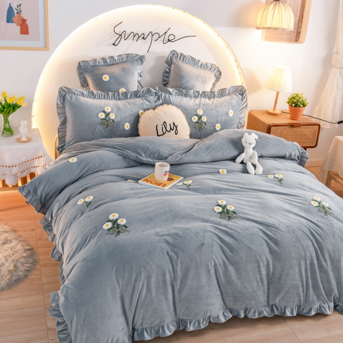 91家纺网 家纺一手货源 找家纺 唐人居 2025新款宝宝绒毛巾绣雏菊系列四件套冬恋雏菊-灰色