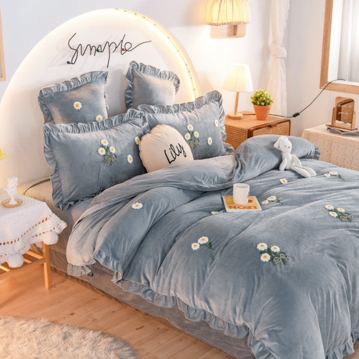 91家纺网 家纺一手货源 找家纺 唐人居 2025新款宝宝绒毛巾绣雏菊系列四件套冬恋雏菊-灰色