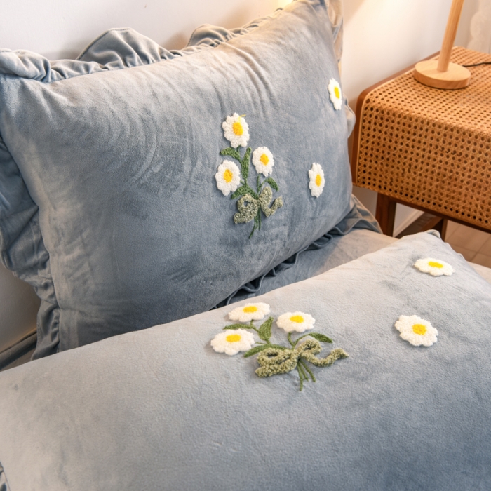 91家纺网 家纺一手货源 找家纺 唐人居 2025新款宝宝绒毛巾绣雏菊系列四件套冬恋雏菊-灰色