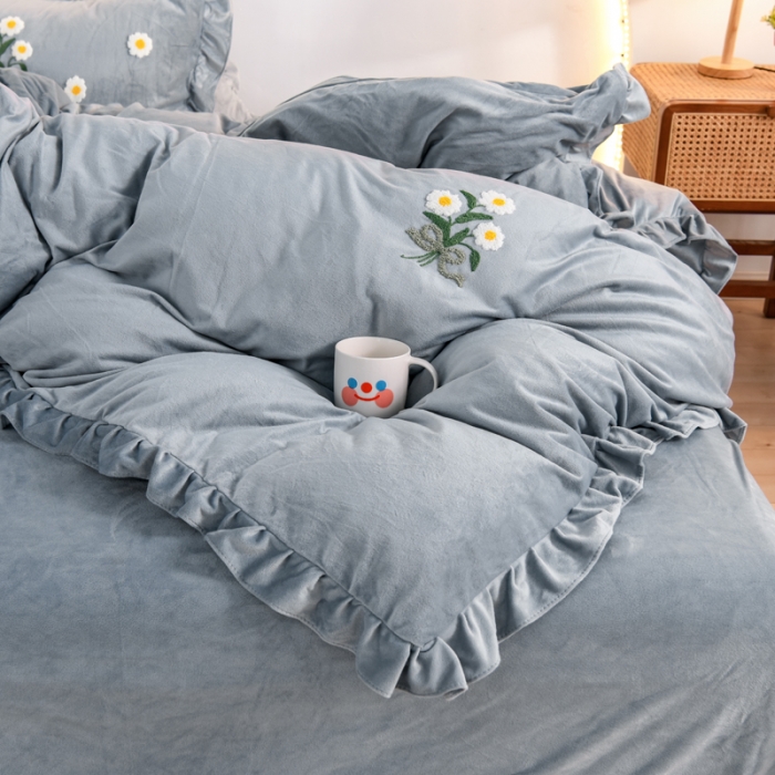 91家纺网 家纺一手货源 找家纺 唐人居 2025新款宝宝绒毛巾绣雏菊系列四件套冬恋雏菊-灰色