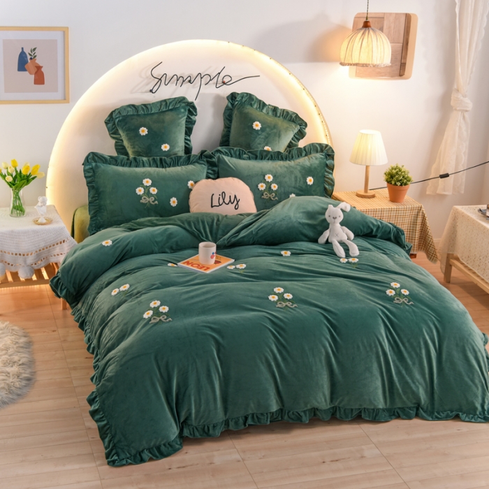 91家纺网 家纺一手货源 找家纺 唐人居 2025新款宝宝绒毛巾绣雏菊系列四件套冬恋雏菊-墨绿