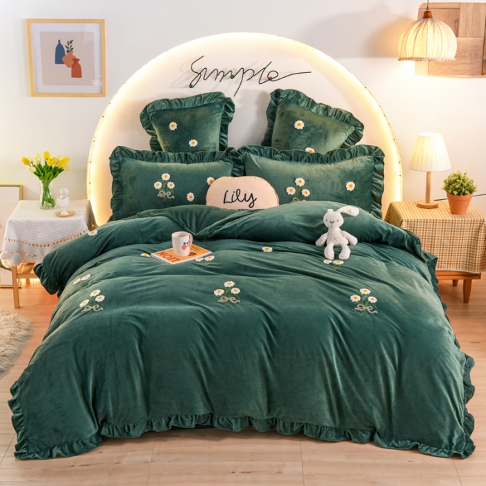 91家纺网 家纺一手货源 找家纺 唐人居 2025新款宝宝绒毛巾绣雏菊系列四件套冬恋雏菊-墨绿