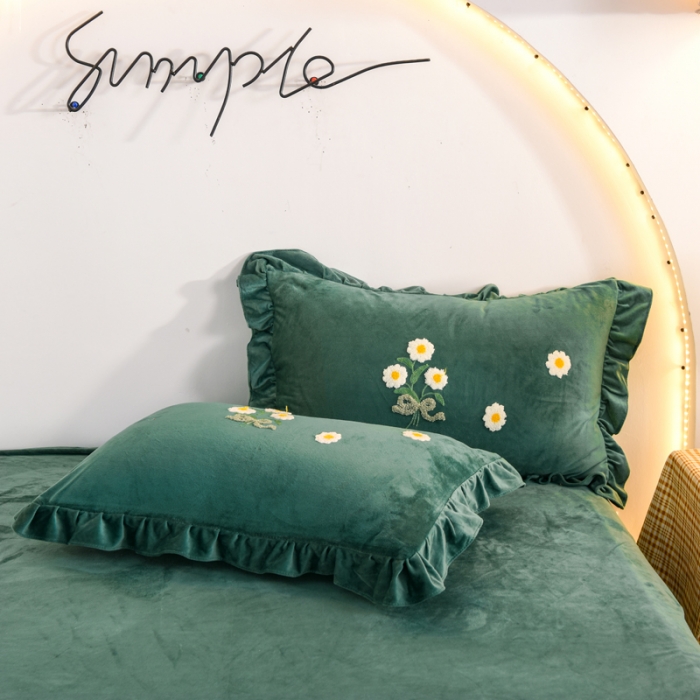 91家纺网 家纺一手货源 找家纺 唐人居 2025新款宝宝绒毛巾绣雏菊系列四件套冬恋雏菊-墨绿