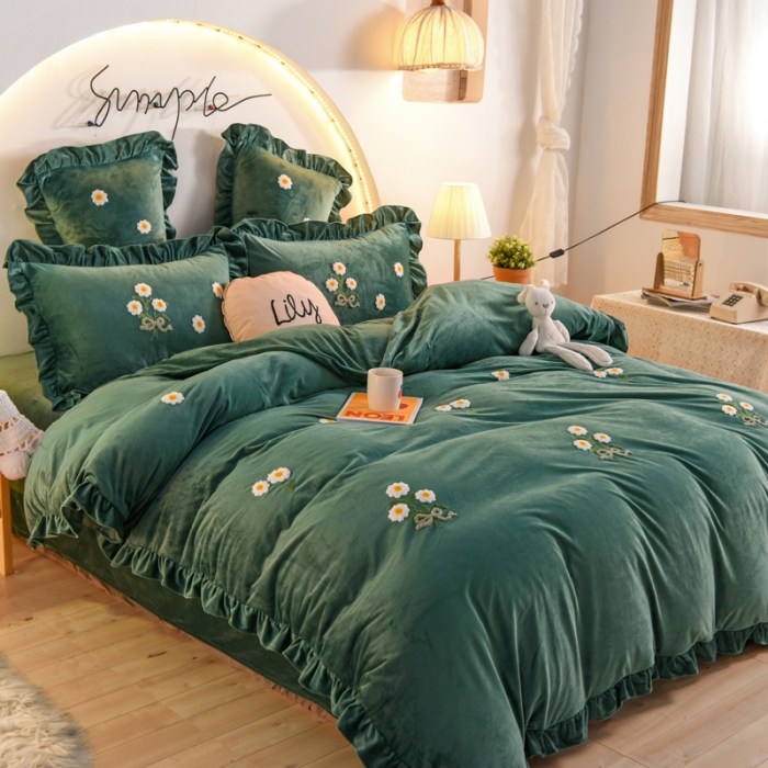 91家纺网 家纺一手货源 找家纺 唐人居 2025新款宝宝绒毛巾绣雏菊系列四件套冬恋雏菊-墨绿