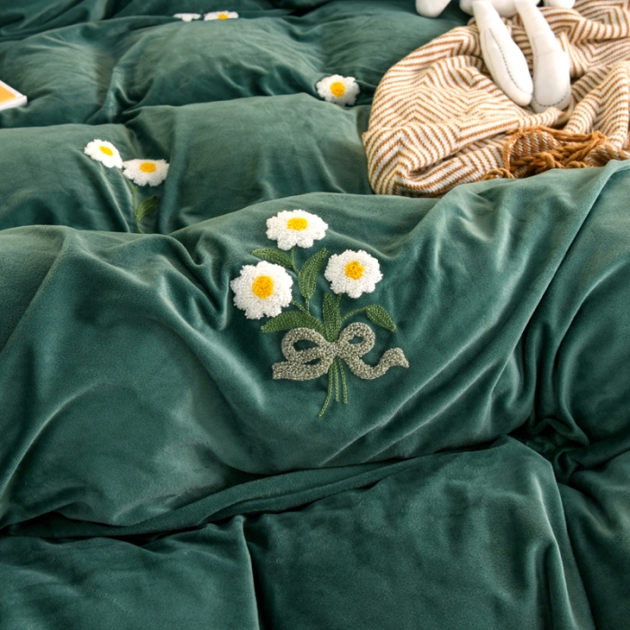91家纺网 家纺一手货源 找家纺 唐人居 2025新款宝宝绒毛巾绣雏菊系列四件套冬恋雏菊-墨绿