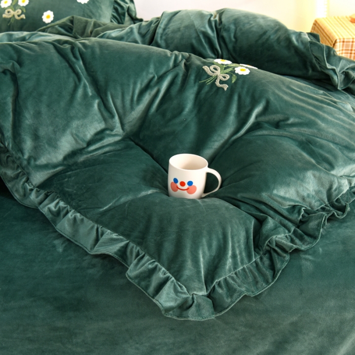 91家纺网 家纺一手货源 找家纺 唐人居 2025新款宝宝绒毛巾绣雏菊系列四件套冬恋雏菊-墨绿