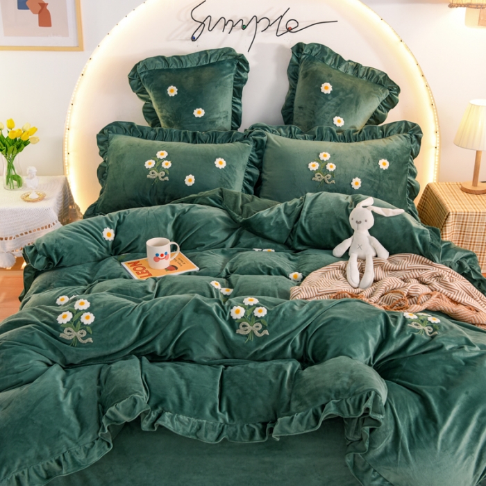 91家纺网 家纺一手货源 找家纺 唐人居 2025新款宝宝绒毛巾绣雏菊系列四件套冬恋雏菊-墨绿