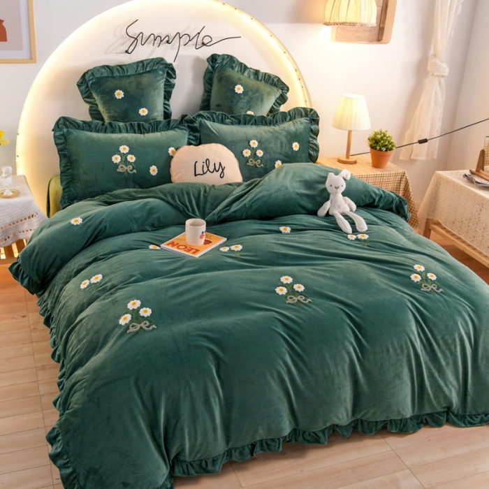 91家纺网 家纺一手货源 找家纺 唐人居 2025新款宝宝绒毛巾绣雏菊系列四件套冬恋雏菊-墨绿