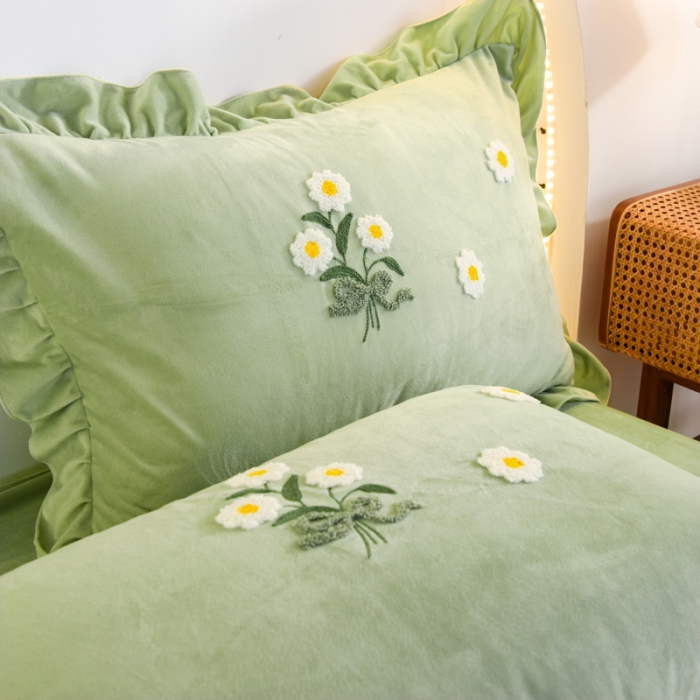 91家纺网 家纺一手货源 找家纺 唐人居2025新款宝宝绒毛巾绣雏菊系列四件套冬恋雏菊-苹果绿