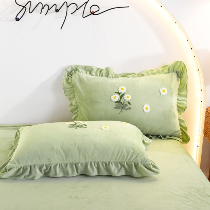 91家纺网 家纺一手货源 找家纺 唐人居2025新款宝宝绒毛巾绣雏菊系列四件套冬恋雏菊-苹果绿