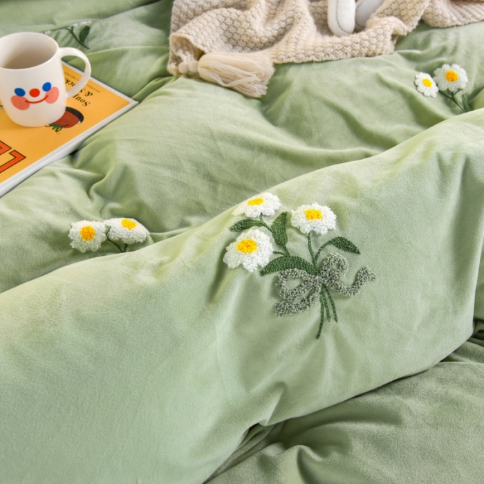 91家纺网 家纺一手货源 找家纺 唐人居2025新款宝宝绒毛巾绣雏菊系列四件套冬恋雏菊-苹果绿