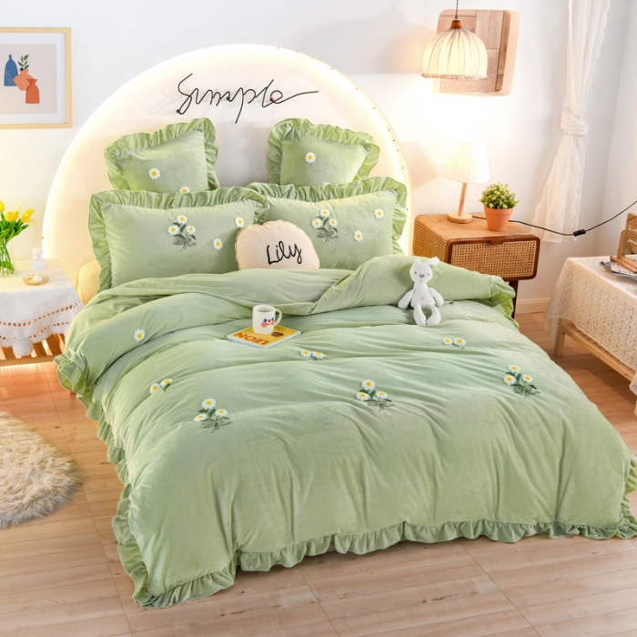91家纺网 家纺一手货源 找家纺 唐人居2025新款宝宝绒毛巾绣雏菊系列四件套冬恋雏菊-苹果绿