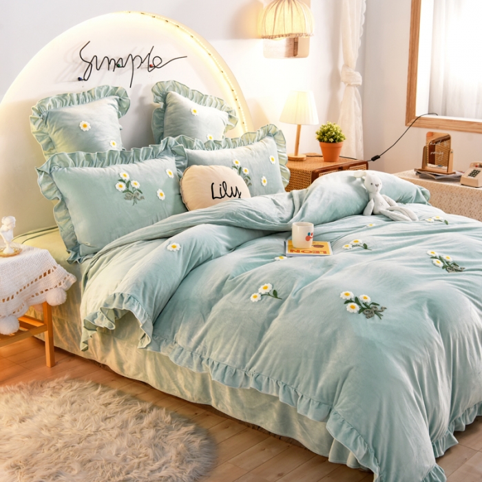 91家纺网 家纺一手货源 找家纺 唐人居 2025新款宝宝绒毛巾绣雏菊系列四件套冬恋雏菊-浅兰