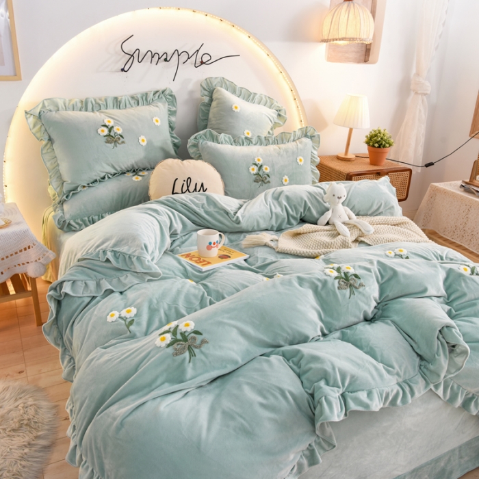 91家纺网 家纺一手货源 找家纺 唐人居 2025新款宝宝绒毛巾绣雏菊系列四件套冬恋雏菊-浅兰