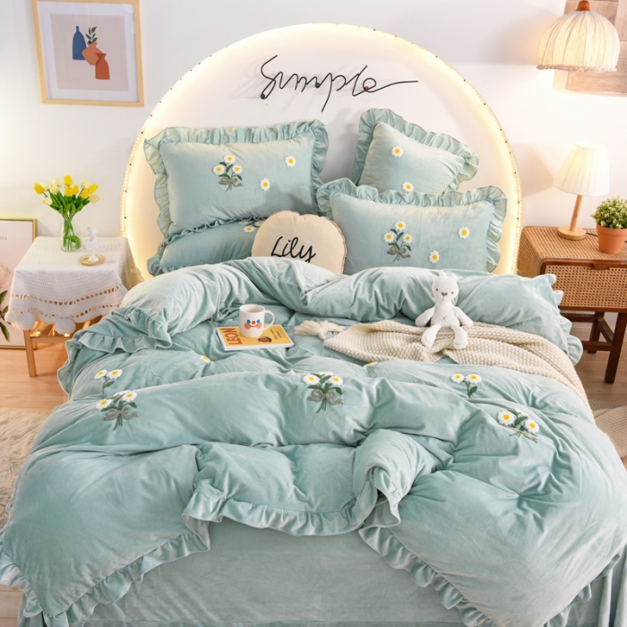 91家纺网 家纺一手货源 找家纺 唐人居 2025新款宝宝绒毛巾绣雏菊系列四件套冬恋雏菊-浅兰