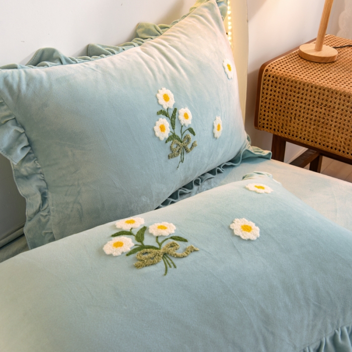 91家纺网 家纺一手货源 找家纺 唐人居 2025新款宝宝绒毛巾绣雏菊系列四件套冬恋雏菊-浅兰