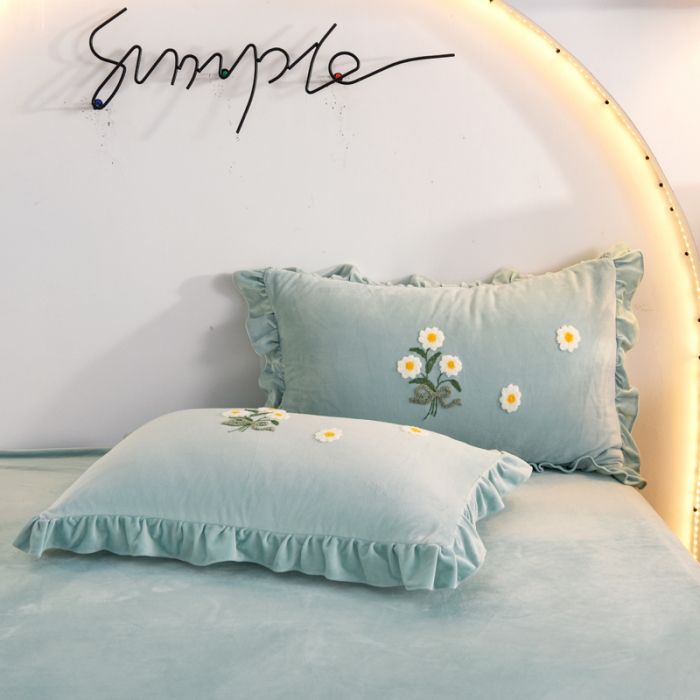 91家纺网 家纺一手货源 找家纺 唐人居 2025新款宝宝绒毛巾绣雏菊系列四件套冬恋雏菊-浅兰