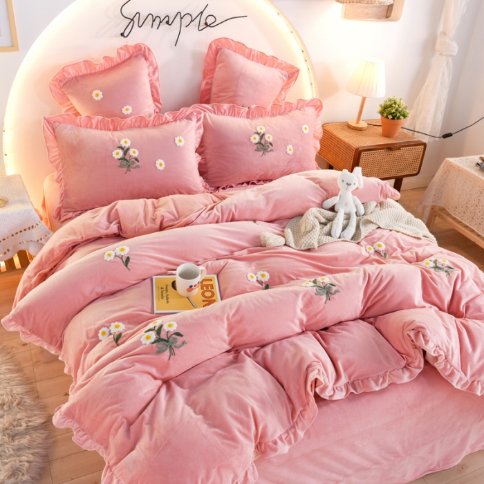 91家纺网 家纺一手货源 找家纺 唐人居 2025新款宝宝绒毛巾绣雏菊系列四件套冬恋雏菊-玉色