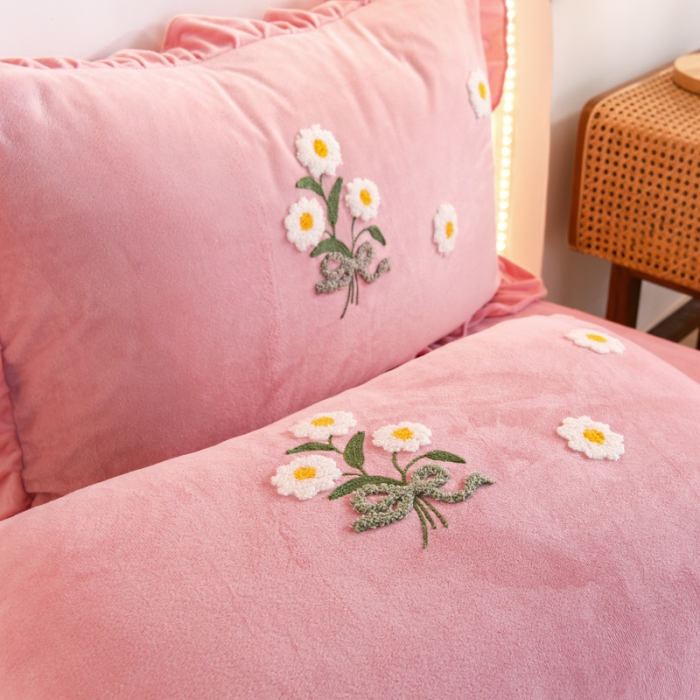 91家纺网 家纺一手货源 找家纺 唐人居 2025新款宝宝绒毛巾绣雏菊系列四件套冬恋雏菊-玉色