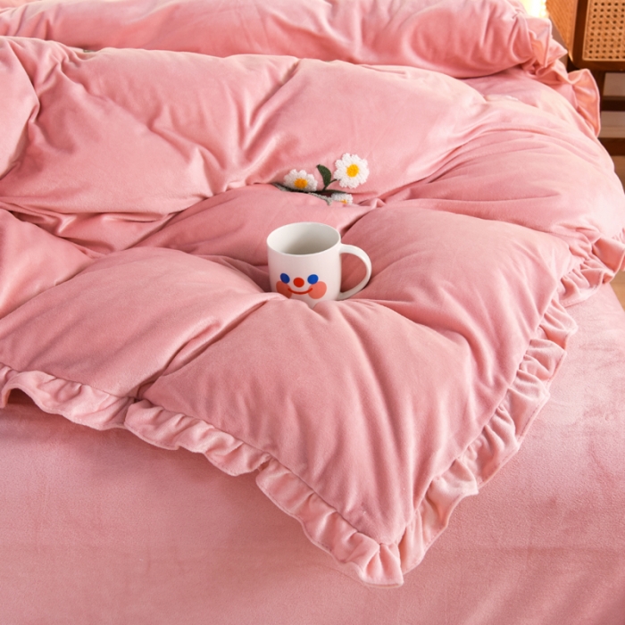 91家纺网 家纺一手货源 找家纺 唐人居 2025新款宝宝绒毛巾绣雏菊系列四件套冬恋雏菊-玉色