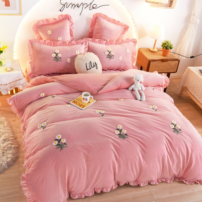 91家纺网 家纺一手货源 找家纺 唐人居 2025新款宝宝绒毛巾绣雏菊系列四件套冬恋雏菊-玉色